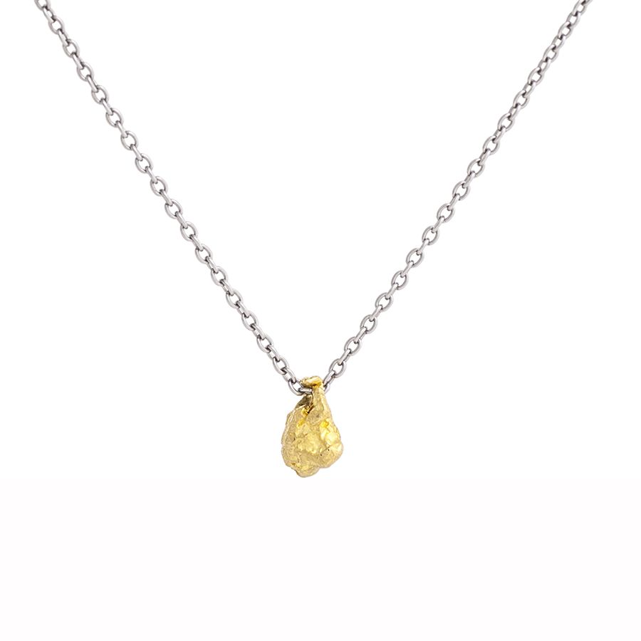 Een stalen collier Schmuckwerk model Nugget. een stalen collier waaraan hangend een gouden Nugget.